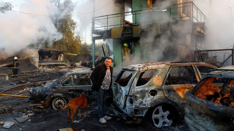 Serangan Rusia kembali menghantam sejumlah bangunan di ibu kota Ukraina, Kyiv, Rabu (7/10/2026). Serangan tersebut memicu kebakaran besar di sejumlah wilayah di tengah kota. (REUTERS/Gleb Garanich)