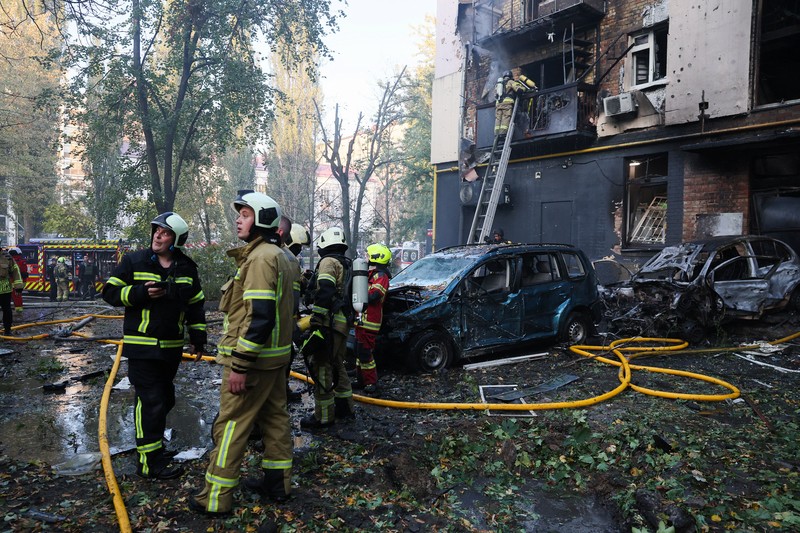 Serangan Rusia kembali menghantam sejumlah bangunan di ibu kota Ukraina, Kyiv, Rabu (7/10/2026). Serangan tersebut memicu kebakaran besar di sejumlah wilayah di tengah kota. (REUTERS/Gleb Garanich)