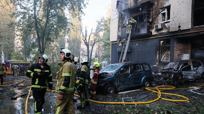 Serangan Rusia kembali menghantam sejumlah bangunan di ibu kota Ukraina, Kyiv, Rabu (7/10/2026). Serangan tersebut memicu kebakaran besar di sejumlah wilayah di tengah kota. (REUTERS/Gleb Garanich)