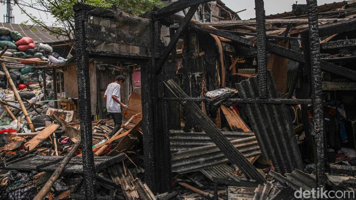 Sisa-sisa Kebakaran Permukiman Padat di Penjaringan Jakut — NadiKabar.com