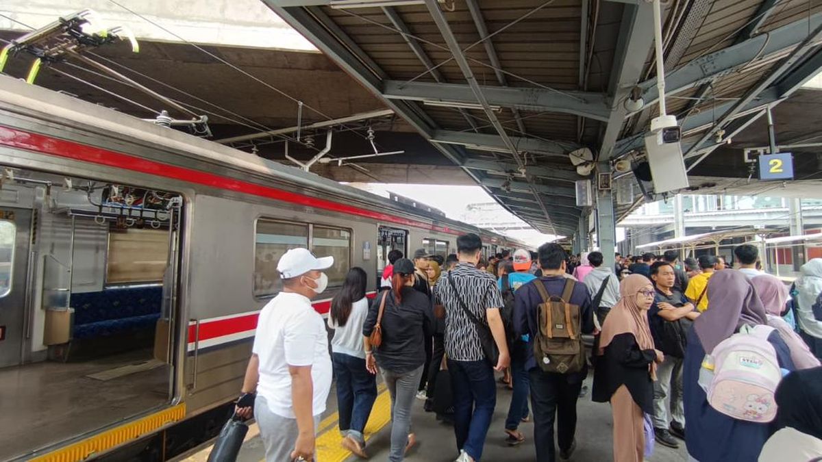 Cerita Anker Sampai Nangis gegara KRL Green Line Super Sesak Saat Ada Gangguan — NadiKabar.com