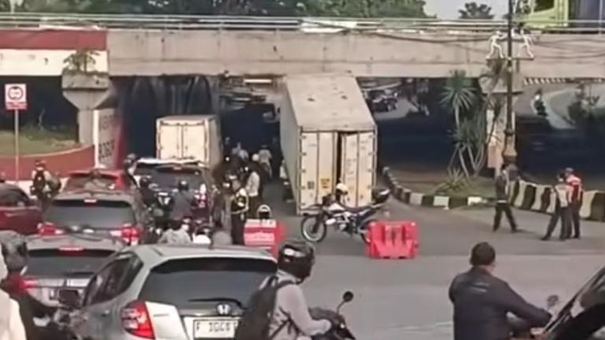 Truk Kontainer Tersangkut di Kolong Tol Sentul Bogor, Lalin Sempat Macet — NadiKabar.com