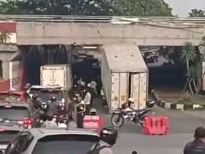 Truk Kontainer Tersangkut di Kolong Tol Sentul Bogor, Lalin Sempat Macet