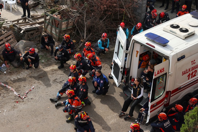 Members of AFAD (Turkey's Disaster and Emergency Management Presidency) work at the site of a partially collapsed building as rescue efforts continue in Istanbul, Turkey, October 8, 2026. REUTERS/Dilara Senkaya     TPX IMAGES OF THE DAY