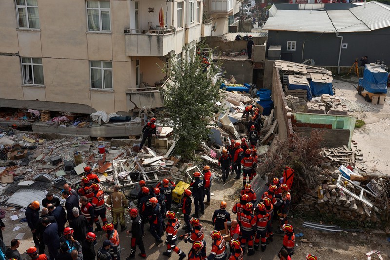 Members of AFAD (Turkey's Disaster and Emergency Management Presidency) work at the site of a partially collapsed building as rescue efforts continue in Istanbul, Turkey, October 8, 2026. REUTERS/Dilara Senkaya     TPX IMAGES OF THE DAY