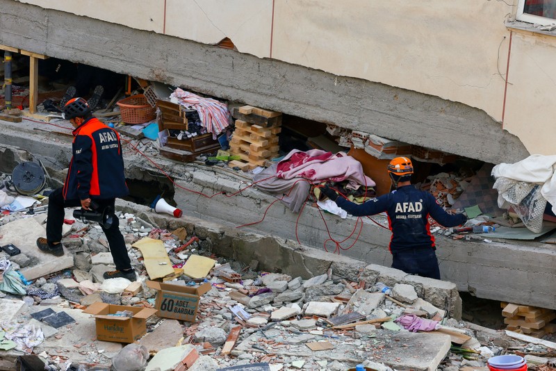 Members of AFAD (Turkey's Disaster and Emergency Management Presidency) work at the site of a partially collapsed building as rescue efforts continue in Istanbul, Turkey, October 8, 2026. REUTERS/Dilara Senkaya     TPX IMAGES OF THE DAY
