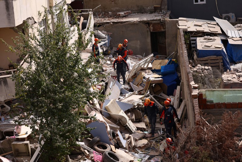 Members of AFAD (Turkey's Disaster and Emergency Management Presidency) work at the site of a partially collapsed building as rescue efforts continue in Istanbul, Turkey, October 8, 2026. REUTERS/Dilara Senkaya     TPX IMAGES OF THE DAY