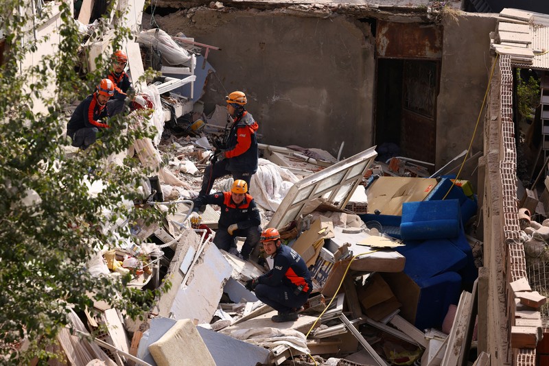 Members of AFAD (Turkey's Disaster and Emergency Management Presidency) work at the site of a partially collapsed building as rescue efforts continue in Istanbul, Turkey, October 8, 2026. REUTERS/Dilara Senkaya     TPX IMAGES OF THE DAY