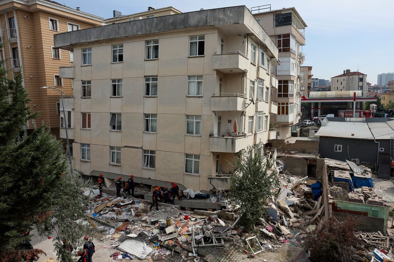 Members of AFAD (Turkey's Disaster and Emergency Management Presidency) work at the site of a partially collapsed building as rescue efforts continue in Istanbul, Turkey, October 8, 2026. REUTERS/Dilara Senkaya     TPX IMAGES OF THE DAY