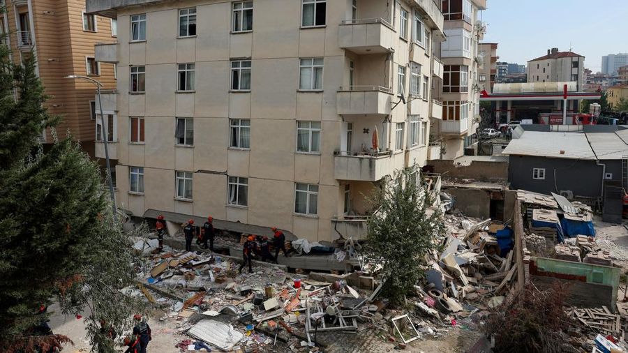 Members of AFAD (Turkey's Disaster and Emergency Management Presidency) work at the site of a partially collapsed building as rescue efforts continue in Istanbul, Turkey, October 8, 2026. REUTERS/Dilara Senkaya     TPX IMAGES OF THE DAY