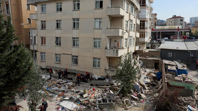 Members of AFAD (Turkey's Disaster and Emergency Management Presidency) work at the site of a partially collapsed building as rescue efforts continue in Istanbul, Turkey, October 8, 2026. REUTERS/Dilara Senkaya     TPX IMAGES OF THE DAY