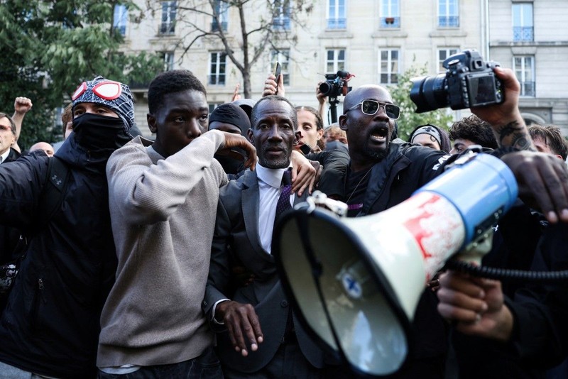 Wali Kota Saint-Denis di Prancis, Bally Bagayoko, berhadapan dengan polisi saat unjuk rasa di Paris, Rabu (7/10/2026). (AFP/KENZO TRIBOUILLARD)