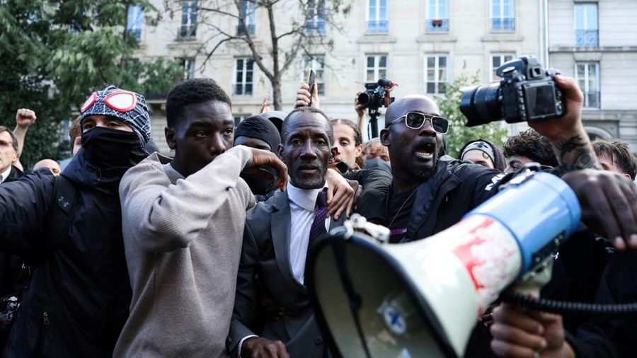 Wali Kota Saint-Denis di Prancis, Bally Bagayoko, berhadapan dengan polisi saat unjuk rasa di Paris, Rabu (7/10/2026). (AFP/KENZO TRIBOUILLARD)