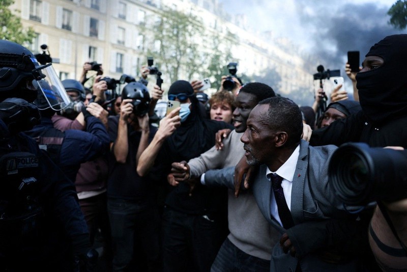 Wali Kota Saint-Denis di Prancis, Bally Bagayoko, berhadapan dengan polisi saat unjuk rasa di Paris, Rabu (7/10/2026). (AFP/KENZO TRIBOUILLARD)
