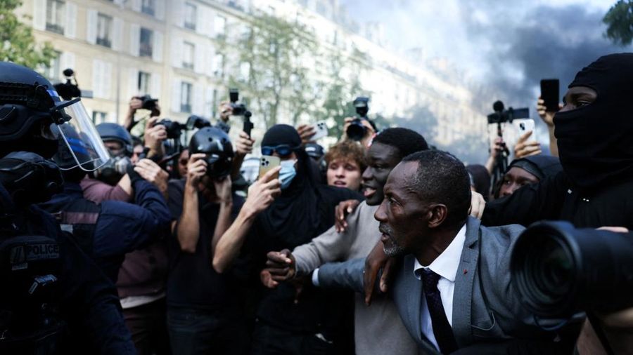 Wali Kota Saint-Denis di Prancis, Bally Bagayoko, berhadapan dengan polisi saat unjuk rasa di Paris, Rabu (7/10/2026). (AFP/KENZO TRIBOUILLARD)