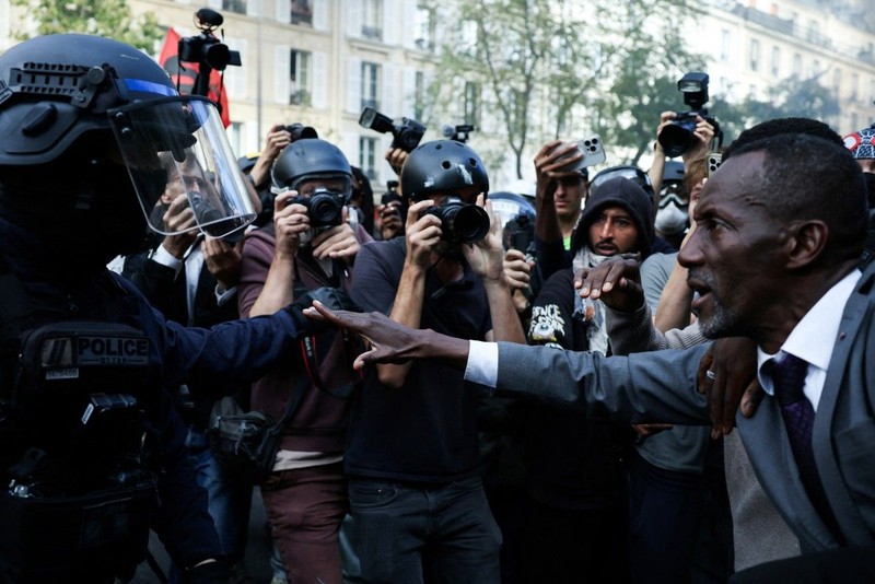Wali Kota Saint-Denis di Prancis, Bally Bagayoko, berhadapan dengan polisi saat unjuk rasa di Paris, Rabu (7/10/2026). (AFP/KENZO TRIBOUILLARD)
