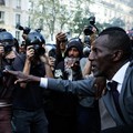Wali Kota Saint-Denis di Prancis, Bally Bagayoko, berhadapan dengan polisi saat unjuk rasa di Paris, Rabu (7/10/2026). (AFP/KENZO TRIBOUILLARD)