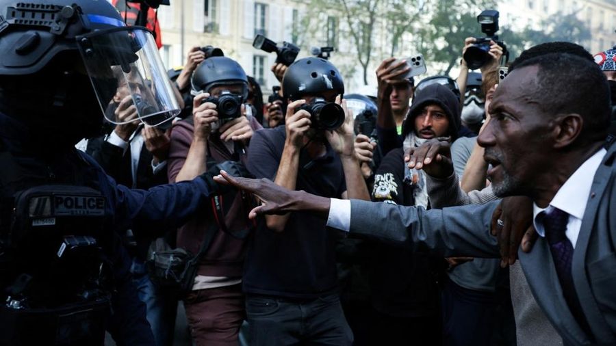 Wali Kota Saint-Denis di Prancis, Bally Bagayoko, berhadapan dengan polisi saat unjuk rasa di Paris, Rabu (7/10/2026). (AFP/KENZO TRIBOUILLARD)