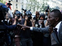 Wali Kota Saint-Denis di Prancis, Bally Bagayoko, berhadapan dengan polisi saat unjuk rasa di Paris, Rabu (7/10/2026). (AFP/KENZO TRIBOUILLARD)