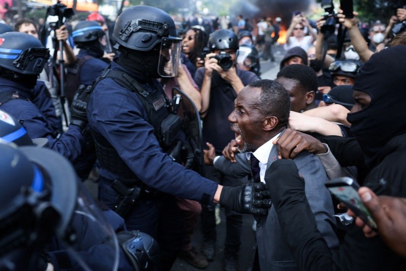 Wali Kota Saint-Denis di Prancis, Bally Bagayoko, berhadapan dengan polisi saat unjuk rasa di Paris, Rabu (7/10/2026). (AFP/KENZO TRIBOUILLARD)