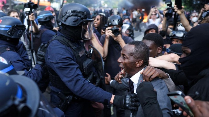 Wali Kota Saint-Denis di Prancis, Bally Bagayoko, berhadapan dengan polisi saat unjuk rasa di Paris, Rabu (7/10/2026). (AFP/KENZO TRIBOUILLARD)