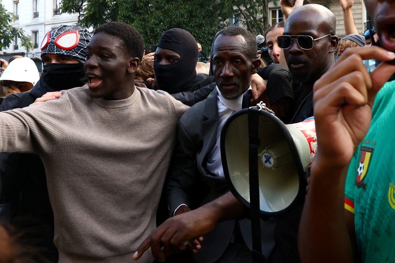Wali Kota Saint-Denis di Prancis, Bally Bagayoko, berhadapan dengan polisi saat unjuk rasa di Paris, Rabu (7/10/2026). (AFP/KENZO TRIBOUILLARD)