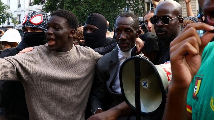 Wali Kota Saint-Denis di Prancis, Bally Bagayoko, berhadapan dengan polisi saat unjuk rasa di Paris, Rabu (7/10/2026). (REUTERS/Abdul Saboor)