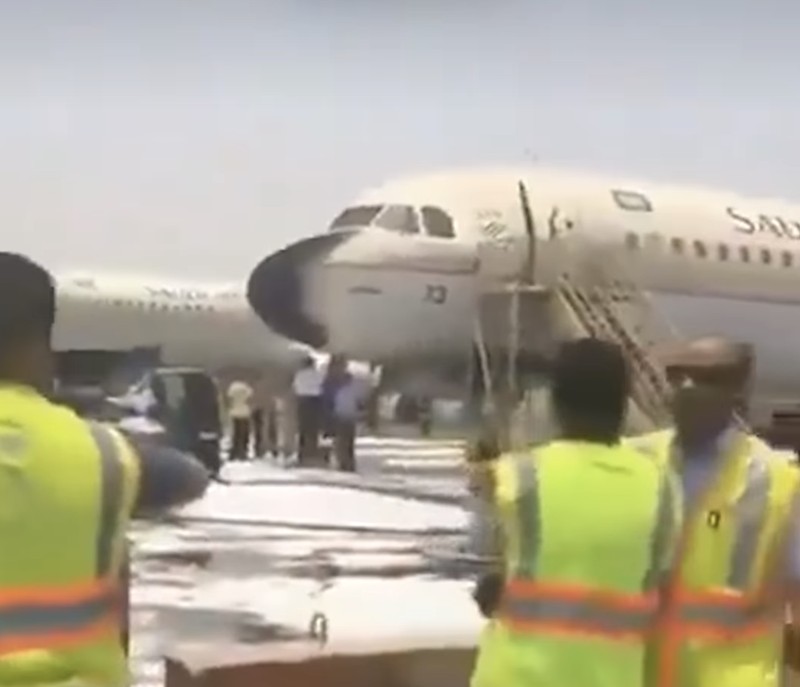 Bandara Riyadh diserang Houthi, Kamis (8/10/2026). (Social Media via REUTERS/Social Media)