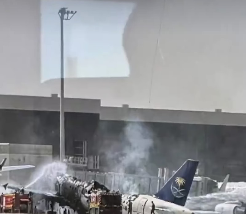 Bandara Riyadh diserang Houthi, Kamis (8/10/2026). (Social Media via REUTERS/Social Media)