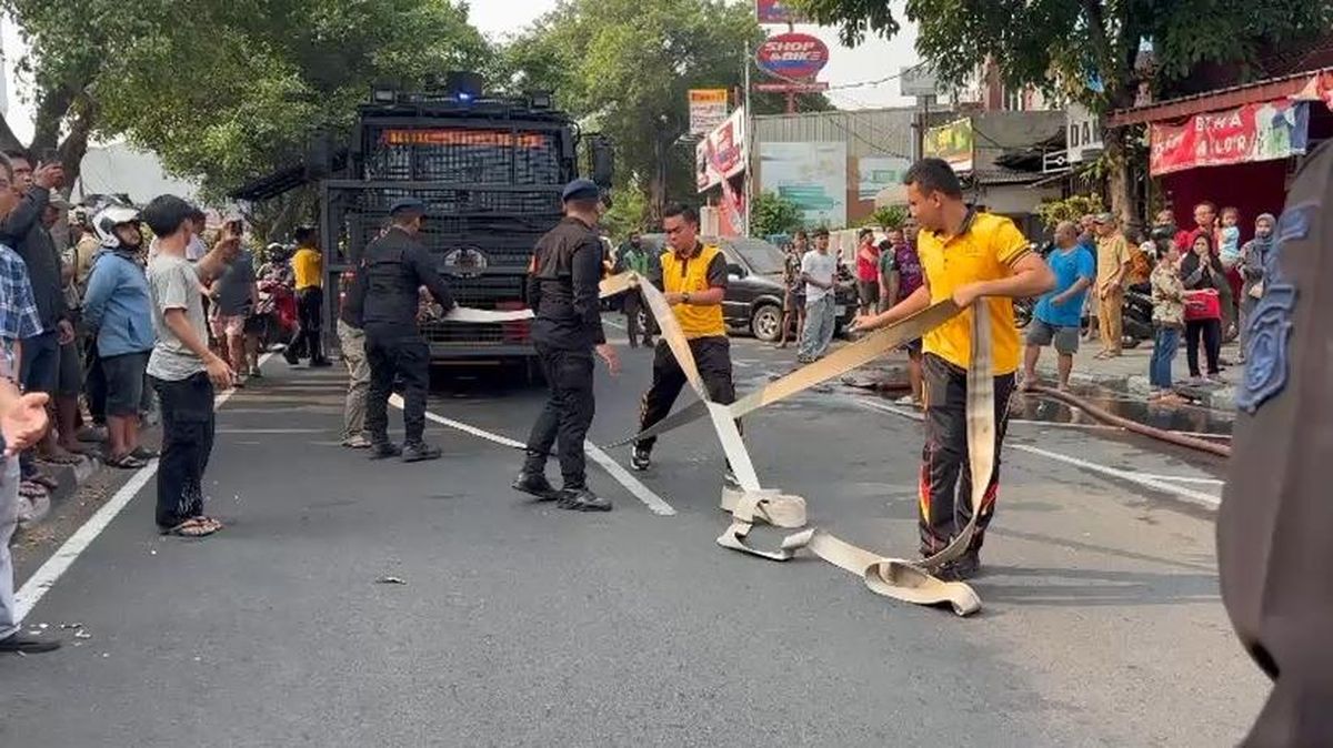 Water Cannon Brimob Polda Metro Bantu Padamkan Kebakaran RM Padang di Jaktim — NadiKabar.com