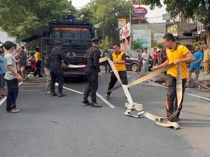 Water Cannon Brimob Polda Metro Bantu Padamkan Kebakaran RM Padang di Jaktim