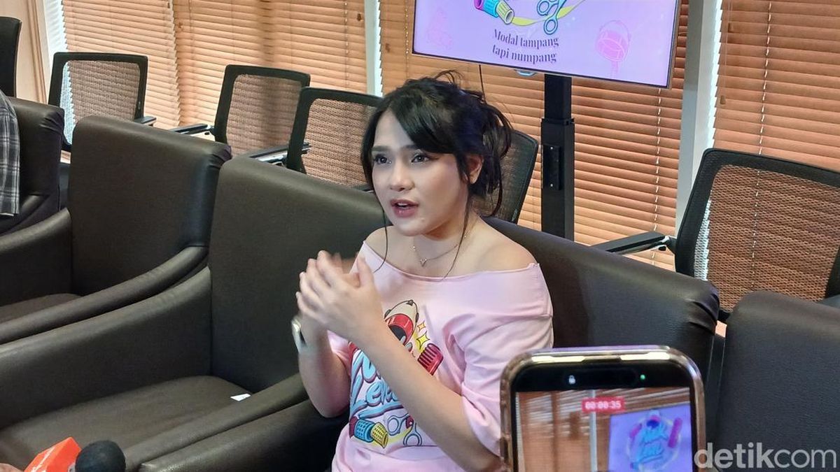 Davina Karamoy Belajar Jadi Pegawai Salon demi Proyek Baru — NadiKabar.com