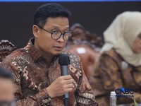 Direktur Jenderal (Dirjen) Pajak, Bimo Wijayanto saat Konferensi Pers APBN KiTa Edisi Oktober 2026 di Gedung Djuanda, Kementerian Keuangan, Jakarta, Jumat (9/10/2026). (CNBC Indonesia/Faisal Rahman)