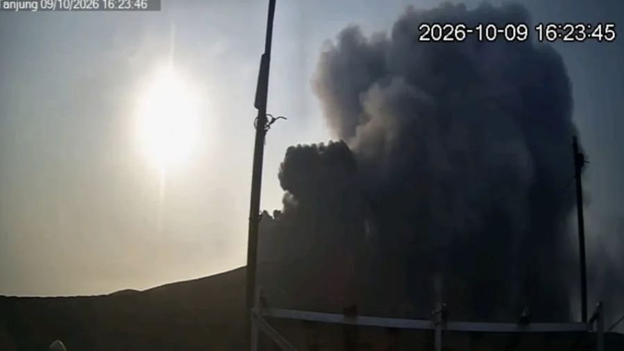 Erupsi G. Anak Krakatau, Lampung pada tanggal 09 Oktober 2026 pukul 16:17 WIB dengan tinggi kolom erupsi teramati  250 m di atas puncak ( 407 m di atas permukaan laut). (Tangkapan Layar Thread/badan.geologi)