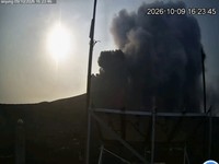 Erupsi G. Anak Krakatau, Lampung pada tanggal 09 Oktober 2026 pukul 16:17 WIB dengan tinggi kolom erupsi teramati  250 m di atas puncak ( 407 m di atas permukaan laut). (Tangkapan Layar Thread/badan.geologi)