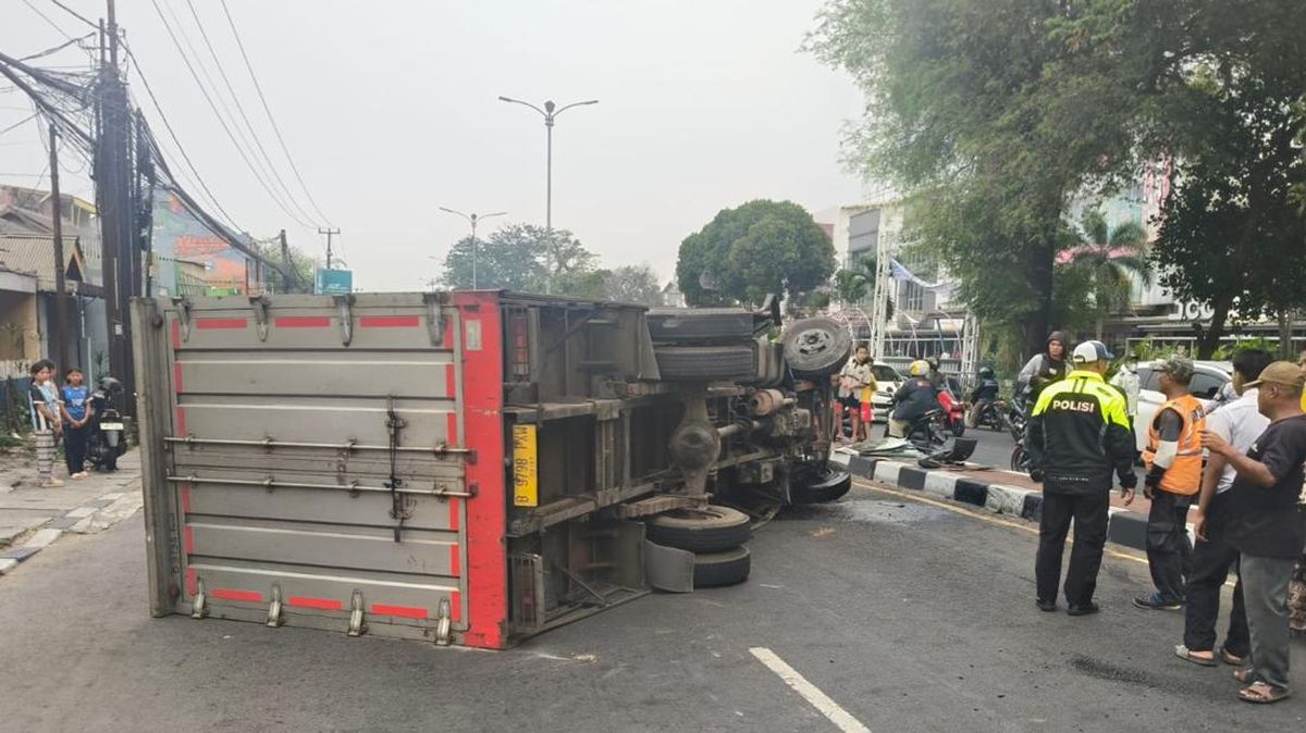 Truk Boks Terguling Usai Tabrak Pembatas Jalan di Bogor, Sopir Terluka — NadiKabar.com