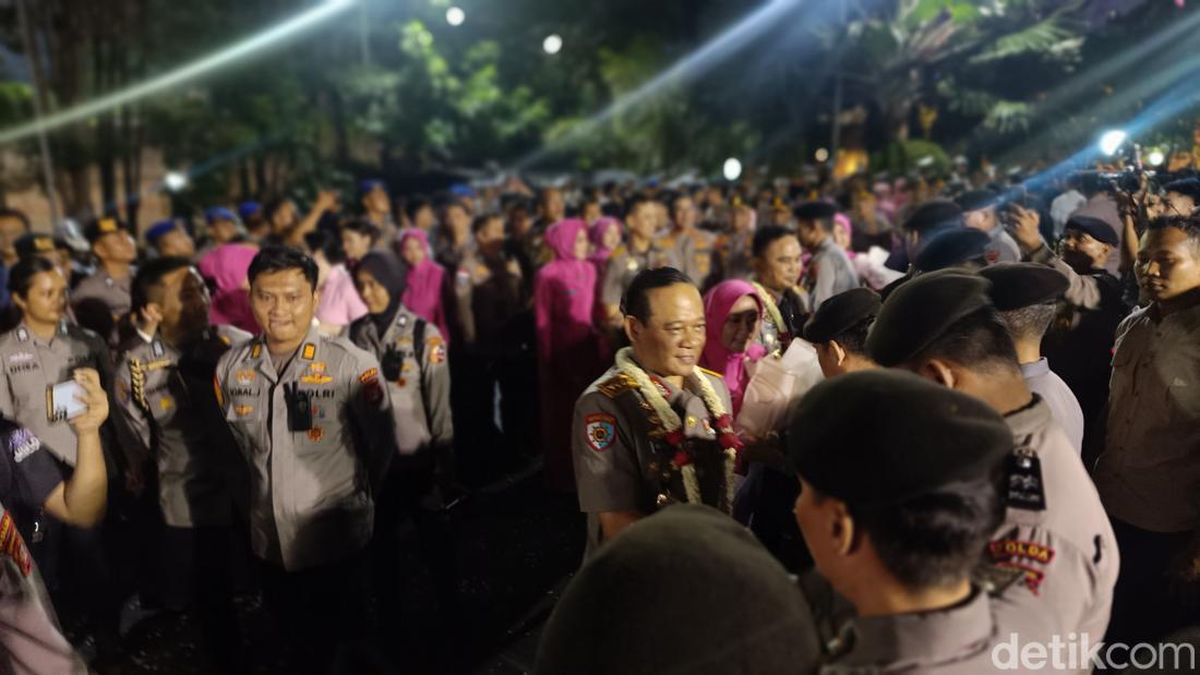 Ilustrasi berita Nasional: Momen Hangat Komjen Asep Edi Suheri Lepas Jabatan Kapolda Metro