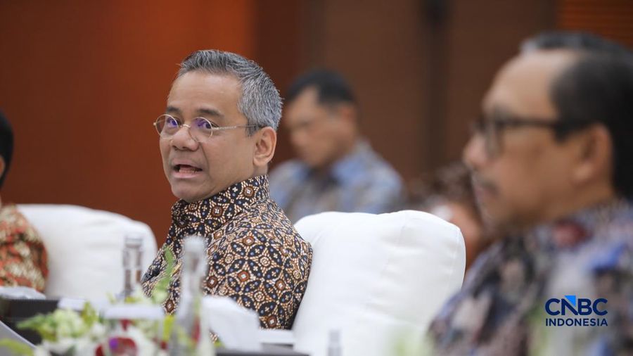Menteri Keuangan, Suahasil Nazara menyampaikan keterangan saat Konferensi Pers APBN KiTa Edisi Oktober 2026 di Gedung Djuanda, Kementerian Keuangan, Jakarta, Jumat (9/10/2026). (CNBC Indonesia/Faisal Rahman)
