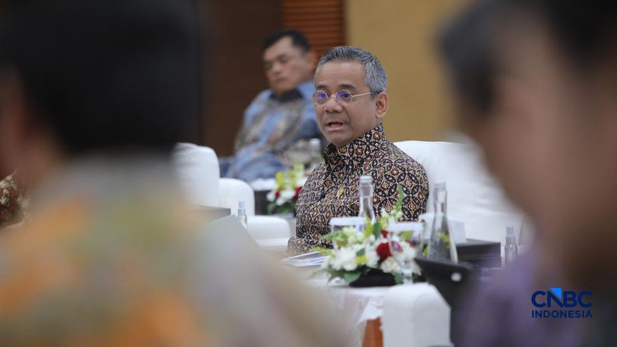 Menteri Keuangan, Suahasil Nazara menyampaikan keterangan saat Konferensi Pers APBN KiTa Edisi Oktober 2026 di Gedung Djuanda, Kementerian Keuangan, Jakarta, Jumat (9/10/2026). (CNBC Indonesia/Faisal Rahman)