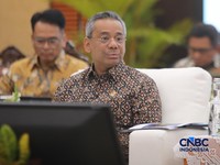 Menteri Keuangan, Suahasil Nazara menyampaikan keterangan saat Konferensi Pers APBN KiTa Edisi Oktober 2026 di Gedung Djuanda, Kementerian Keuangan, Jakarta, Jumat (9/10/2026). (CNBC Indonesia/Faisal Rahman)