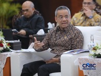 Menteri Keuangan, Suahasil Nazara menyampaikan keterangan saat Konferensi Pers APBN KiTa Edisi Oktober 2026 di Gedung Djuanda, Kementerian Keuangan, Jakarta, Jumat (9/10/2026). (CNBC Indonesia/Faisal Rahman)