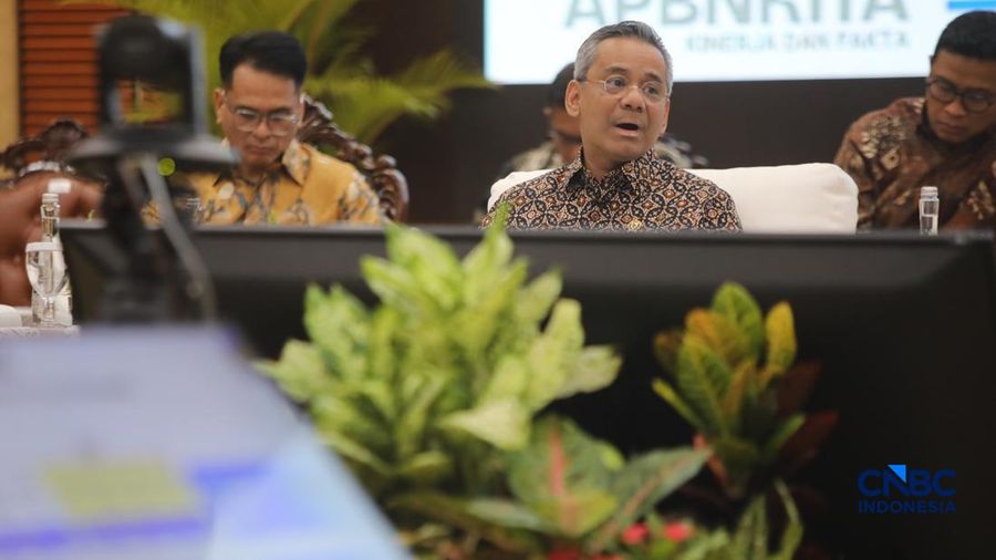 Menteri Keuangan, Suahasil Nazara menyampaikan keterangan saat Konferensi Pers APBN KiTa Edisi Oktober 2026 di Gedung Djuanda, Kementerian Keuangan, Jakarta, Jumat (9/10/2026). (CNBC Indonesia/Faisal Rahman)