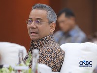 Menteri Keuangan, Suahasil Nazara menyampaikan keterangan saat Konferensi Pers APBN KiTa Edisi Oktober 2026 di Gedung Djuanda, Kementerian Keuangan, Jakarta, Jumat (9/10/2026). (CNBC Indonesia/Faisal Rahman)