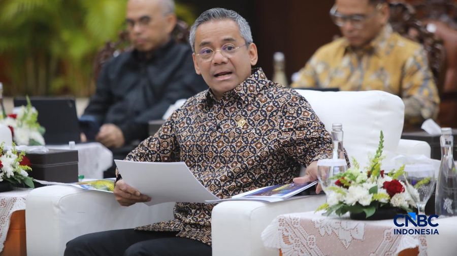 Menteri Keuangan, Suahasil Nazara menyampaikan keterangan saat Konferensi Pers APBN KiTa Edisi Oktober 2026 di Gedung Djuanda, Kementerian Keuangan, Jakarta, Jumat (9/10/2026). (CNBC Indonesia/Faisal Rahman)
