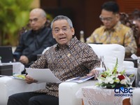 Menteri Keuangan, Suahasil Nazara menyampaikan keterangan saat Konferensi Pers APBN KiTa Edisi Oktober 2026 di Gedung Djuanda, Kementerian Keuangan, Jakarta, Jumat (9/10/2026). (CNBC Indonesia/Faisal Rahman)