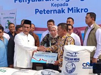 Menteri Pertanian sekaligus Kepala Bapanas Amran Sulaiman saat konferensi pers usai menerima para peternak ayam petelur di kediaman pribadinya, Jakarta, Jumat (9/10/2026). (CNBC Indonesia/Martyasari Rizky)
