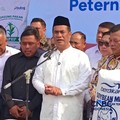 Menteri Pertanian sekaligus Kepala Bapanas Amran Sulaiman saat konferensi pers usai menerima para peternak ayam petelur di kediaman pribadinya, Jakarta, Jumat (9/10/2026). (CNBC Indonesia/Martyasari Rizky)