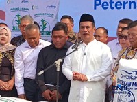 Menteri Pertanian sekaligus Kepala Bapanas Amran Sulaiman saat konferensi pers usai menerima para peternak ayam petelur di kediaman pribadinya, Jakarta, Jumat (9/10/2026). (CNBC Indonesia/Martyasari Rizky)