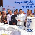 Menteri Pertanian sekaligus Kepala Bapanas Amran Sulaiman saat konferensi pers usai menerima para peternak ayam petelur di kediaman pribadinya, Jakarta, Jumat (9/10/2026). (CNBC Indonesia/Martyasari Rizky)