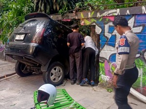 Tembok Pembatas Bandung Zoo Jebol Diseruduk Minibus